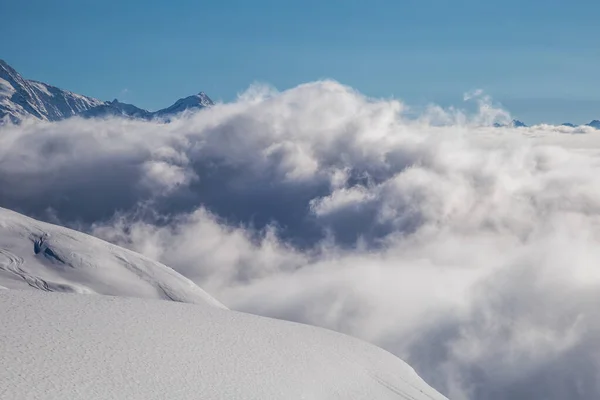 Hoog in de bergen boven de wolken — Stockfoto