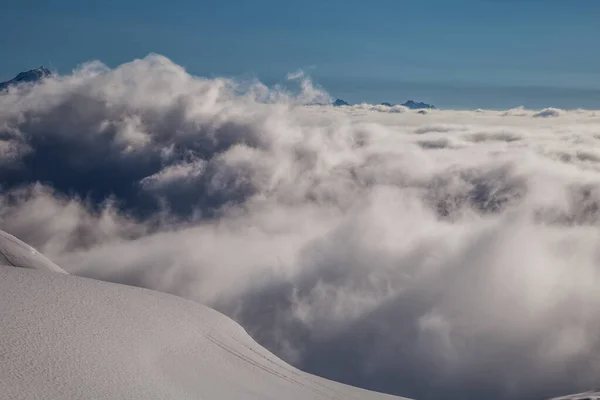 Hoog in de bergen boven de wolken — Stockfoto