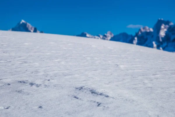Sněžné pláně a hory, slunečný den, prostor pro text — Stock fotografie