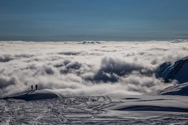 Nubes inversas iluminadas por el sol en los Alpes —  Fotos de Stock