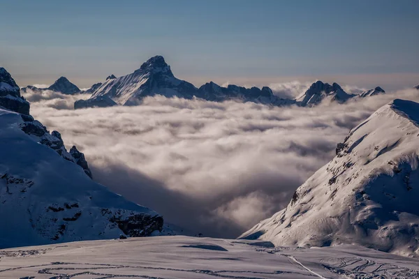 Nuvole inverse illuminate dal sole nelle Alpi — Foto Stock