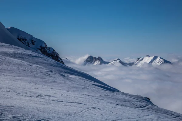 Panorama of mountains rising from the clouds — Stock Photo, Image