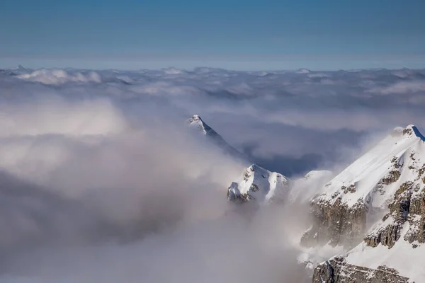 Panorama delle montagne che sorgono dalle nuvole — Foto Stock