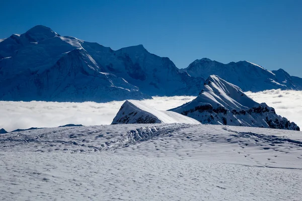 Panorama van bergen die uit de wolken rijzen — Stockfoto
