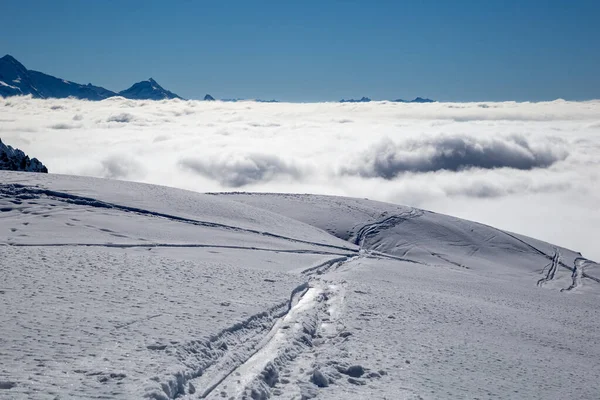 Panorama van bergen die uit de wolken rijzen — Stockfoto