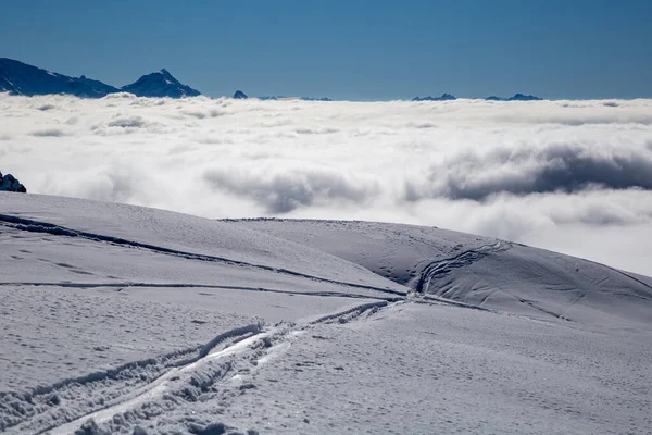 Panorama van bergen die uit de wolken rijzen — Stockfoto