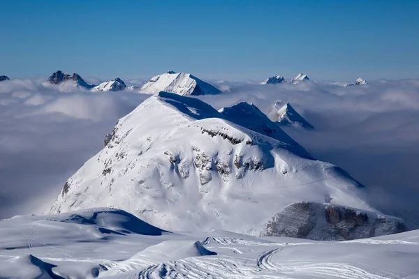 Panorama de montanhas subindo das nuvens — Fotografia de Stock