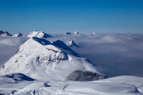 Панорама гір, що сходять з хмар — стокове фото