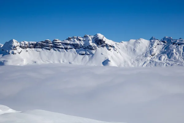 Panorama hor stoupajících z mraků — Stock fotografie