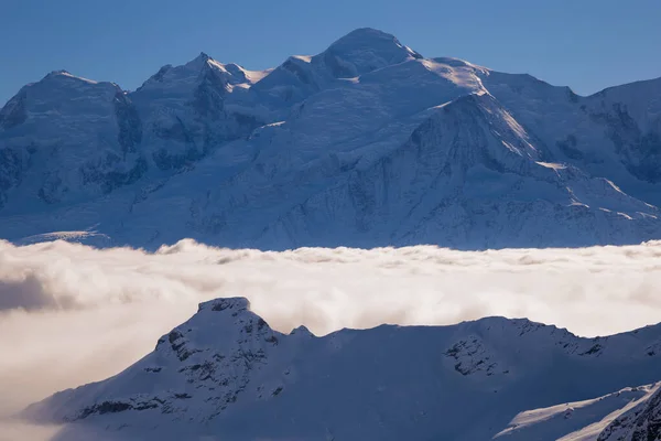 Panorama of mountains rising from the clouds — Stock Photo, Image