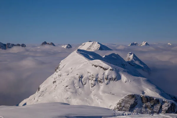 Panorama de montañas levantándose de las nubes — Foto de Stock