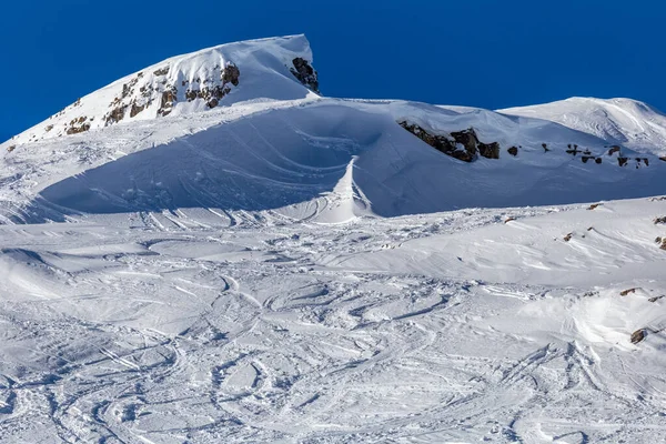 Pintura na neve, arcos de esquiadores na neve em pó — Fotografia de Stock