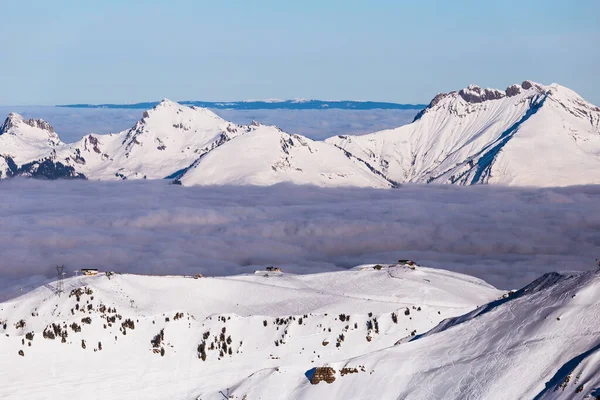 Panorama de Alpes de inverno com nuvens baixas — Fotografia de Stock