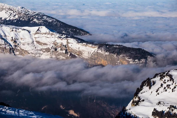 Panorama delle Alpi invernali con nuvole basse — Foto Stock