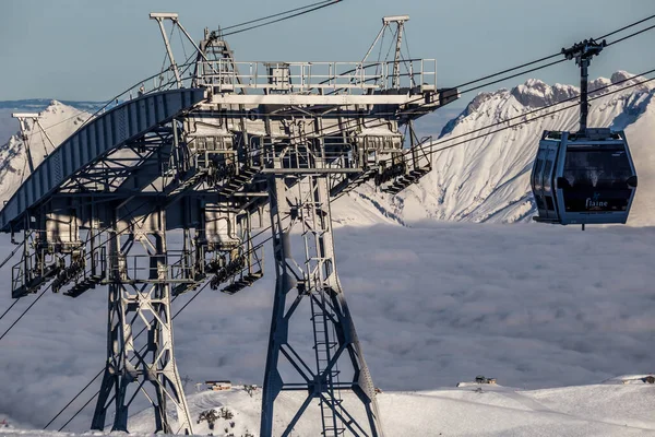 Μια μεγάλη καρέκλα σκι Lift στο Flaine, Γαλλία σε μια μπλε χειμωνιάτικη μέρα — Φωτογραφία Αρχείου