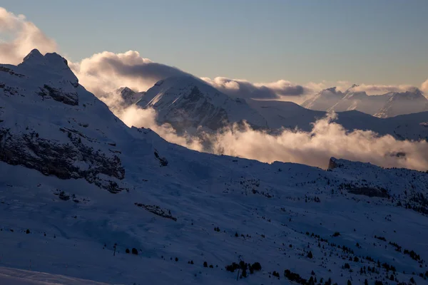 Zonneverlichte vallei en wolken onder de Mont Blanc — Stockfoto
