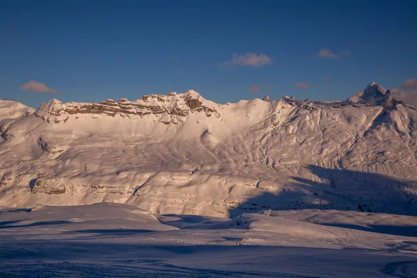 Die untergehende Sonne erhellt das Alpenpanorama — Stockfoto