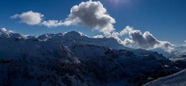 Panorama de invierno Alpes con nubes —  Fotos de Stock