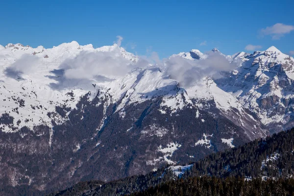 Panorama de invierno Alpes con nubes bajas —  Fotos de Stock