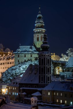 Cesky Krumlov 'un kış manzarası, kalenin altında karla kaplı çatıları olan resimli evler. Dar sokaklar ve Vltava nehri. Avrupa 'da seyahat ve tatil. Noel zamanı. UNESCO Dünya Mirası. Çek Cumhuriyeti