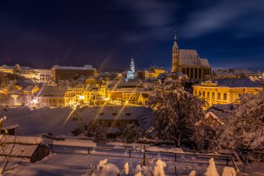 Cesky Krumlov 'un kış manzarası, kalenin altında karla kaplı çatıları olan resimli evler. Dar sokaklar ve Vltava nehri. Avrupa 'da seyahat ve tatil. Noel zamanı. UNESCO Dünya Mirası. Çek Cumhuriyeti