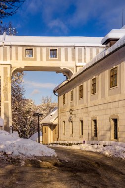 Cesky Krumlov 'un kış manzarası, kalenin altında karla kaplı çatıları olan resimli evler. Dar sokaklar ve Vltava nehri. Avrupa 'da seyahat ve tatil. Noel zamanı. UNESCO Dünya Mirası. Çek Cumhuriyeti