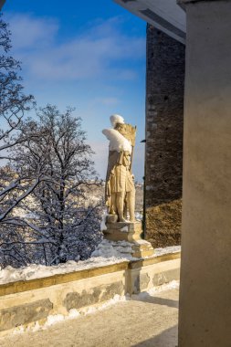 Cesky Krumlov 'un kış manzarası, kalenin altında karla kaplı çatıları olan resimli evler. Dar sokaklar ve Vltava nehri. Avrupa 'da seyahat ve tatil. Noel zamanı. UNESCO Dünya Mirası. Çek Cumhuriyeti