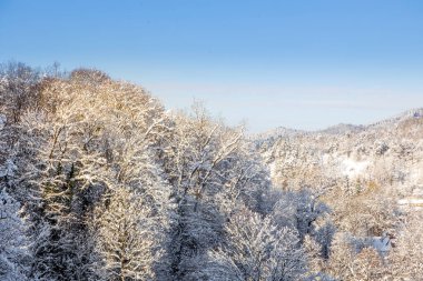 Cesky Krumlov 'un kış manzarası, kalenin altında karla kaplı çatıları olan resimli evler. Dar sokaklar ve Vltava nehri. Avrupa 'da seyahat ve tatil. Noel zamanı. UNESCO Dünya Mirası. Çek Cumhuriyeti
