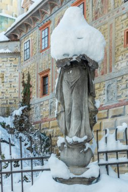 Cesky Krumlov 'un kış manzarası, kalenin altında karla kaplı çatıları olan resimli evler. Dar sokaklar ve Vltava nehri. Avrupa 'da seyahat ve tatil. Noel zamanı. UNESCO Dünya Mirası. Çek Cumhuriyeti