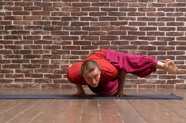 Pratik Yoga Longhair Adam Sakallı Modeli Ile Kırmızı Tuğla Duvar — Stok fotoğraf