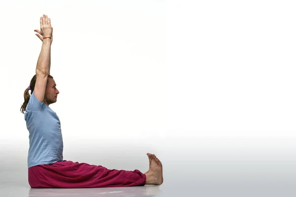 Pratik yoga longhair adam sakallı. Model beyaz arka plan üzerinde izole egzersizleri yapıyor. Dandasana poz. Tam uzunlukta. Boşaltmak