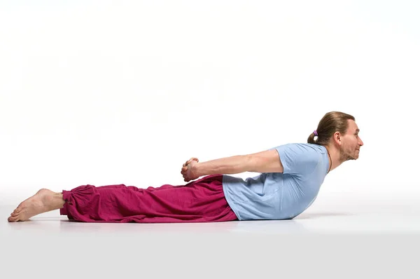 Pratik yoga longhair adam sakallı. Model beyaz arka plan üzerinde izole egzersizleri yapıyor. Niralamba Bhudjangasana poz. Tam boy