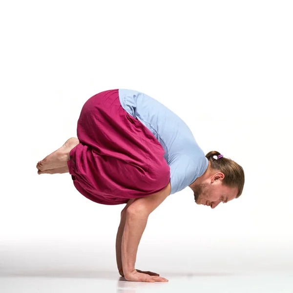 Pratik yoga longhair adam sakallı. Model beyaz arka plan üzerinde izole egzersizleri yapıyor. Bakasana poz. Tam boy