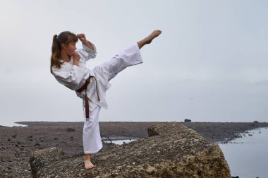 Karate, Japon dövüş sanatları nehir kıyısında pratik Kimono genç kadın. Sisli sabah erken