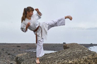 Karate, Japon dövüş sanatları nehir kıyısında pratik Kimono genç kadın. Sisli sabah erken
