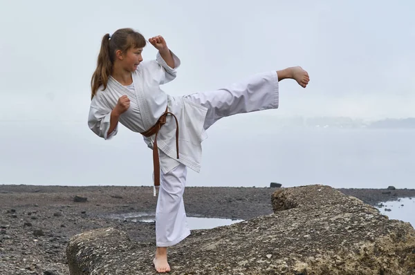 Молодая Женщина Кимоно Практикует Карате Японские Боевые Искусства Берегу Реки Стоковое Изображение