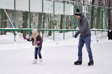 Baba ve kızı Paten pisti üstünde bir kazanmak açık havada üzerinde