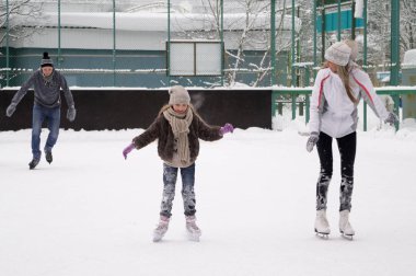 Mutlu genç Aile çocuk ile kaymak açık buz pateni t