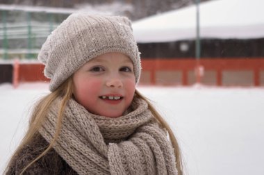 Kış örme şapka ile gülümseyen sevimli kız yakın. Açık hava s