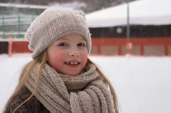 Kış örme şapka ile gülümseyen sevimli kız yakın. Açık hava s