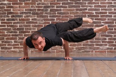 Sportif çekici genç adam egzersiz, yoga, pilates, fitness 