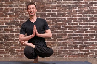 Sportif çekici genç adam egzersiz, yoga, pilates, fitness 