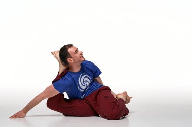 Sportif çekici genç adam egzersiz, yoga, pilates, fitness 