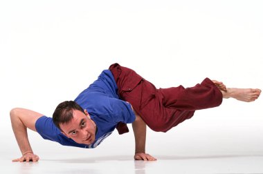 Sportif çekici genç adam egzersiz, yoga, pilates, fitness 