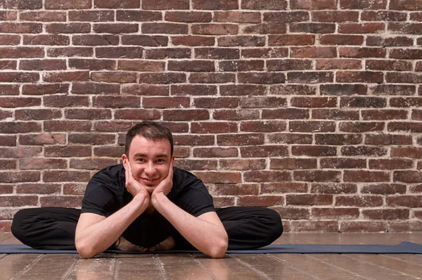 Sportif çekici genç adam egzersiz, yoga, pilates, fitness 