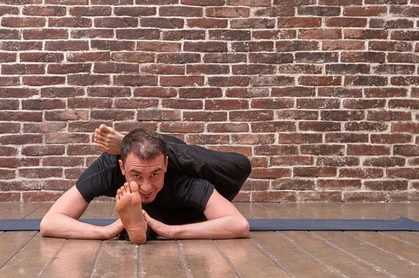 Sportif çekici genç adam egzersiz, yoga, pilates, fitness 