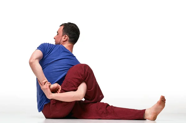 Sportif çekici genç adam egzersiz, yoga, pilates, fitness 