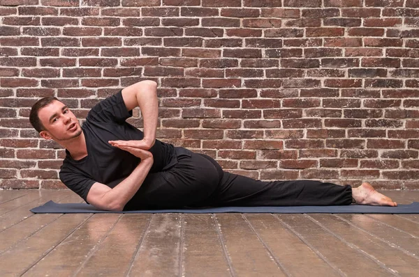 Sportif çekici genç adam egzersiz, yoga, pilates, fitness 