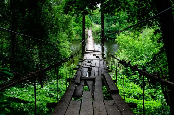 Très Vieille Passerelle Suspendue Travers Rivière Pont Mortel — Photo