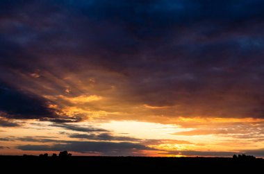 Tarım tarlasında gün batımı. Güzel gün batımı